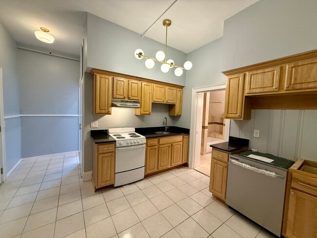 Building Photo - 260 Hope St Unit 6