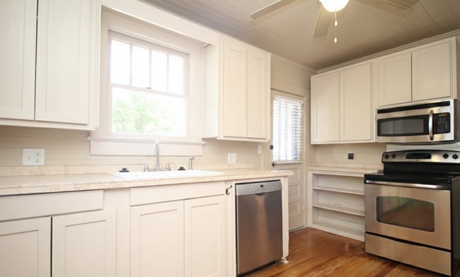 East Pensacola Heights 2BR Cottage Near Downtown with Heart-Pine Floors, Updated Kitchen & Rear A...