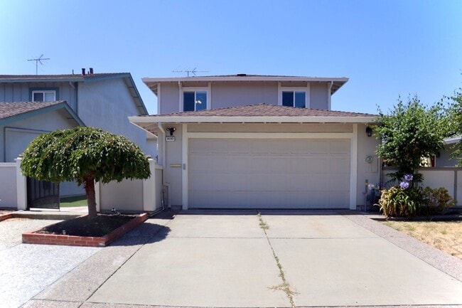Building Photo - Gorgeous 4-bedroom home with pool – Lakesh...