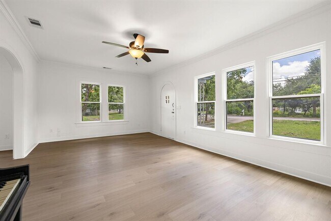 Photo - 1301 Sloan St