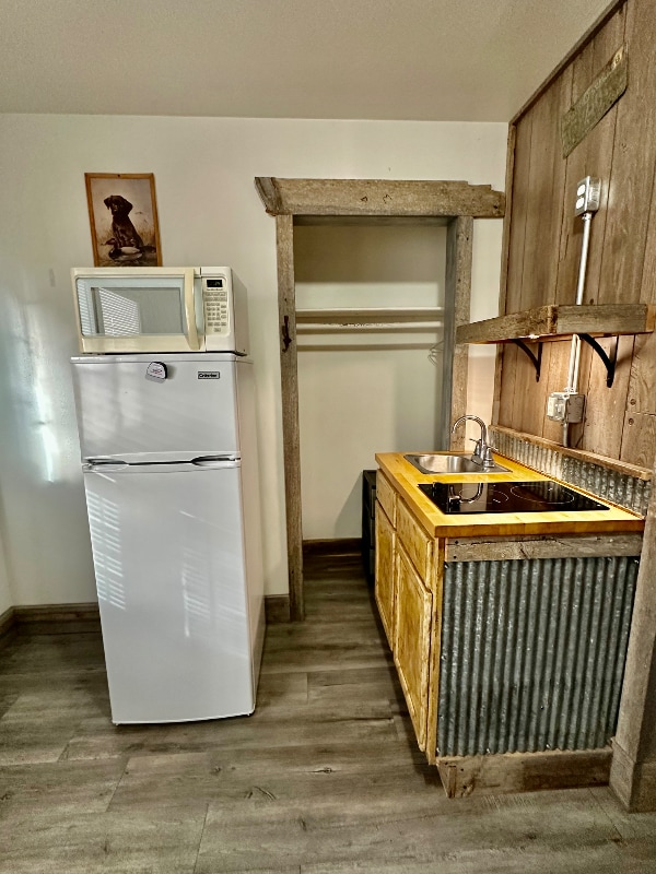 Photo - 210 E North St