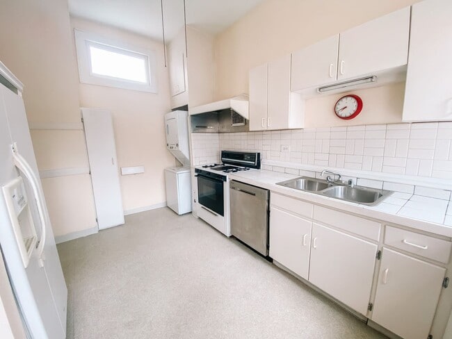 Building Photo - Gorgeous Unit A