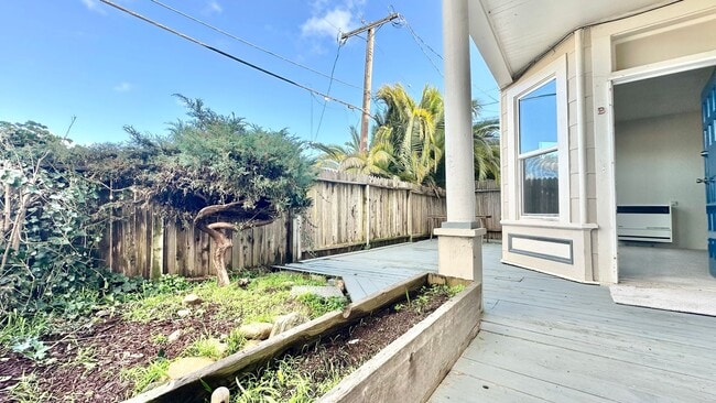 Building Photo - Sweet ground floor 1 Bedroom with a Sunny Wrap Around Deck and In-Unit Washer & Dryer Unit B