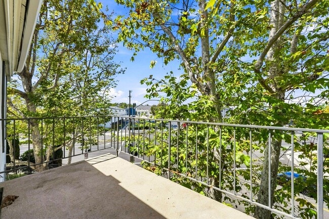 Building Photo - Versailles Penthouse Condo for Lease | 2 Bed | 2 Bath | Newport Beach