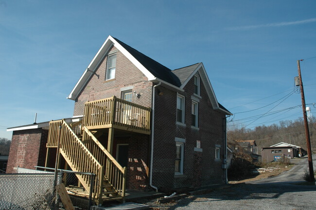 Entry Porch - 100 7th St Apartment Unit B