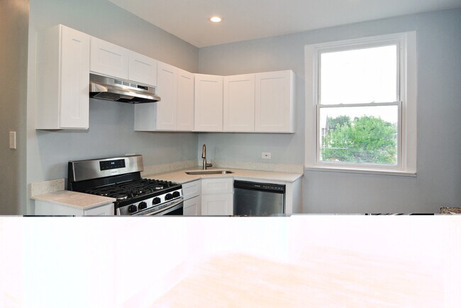 3557 W Wrightwood Ave Unit 1R