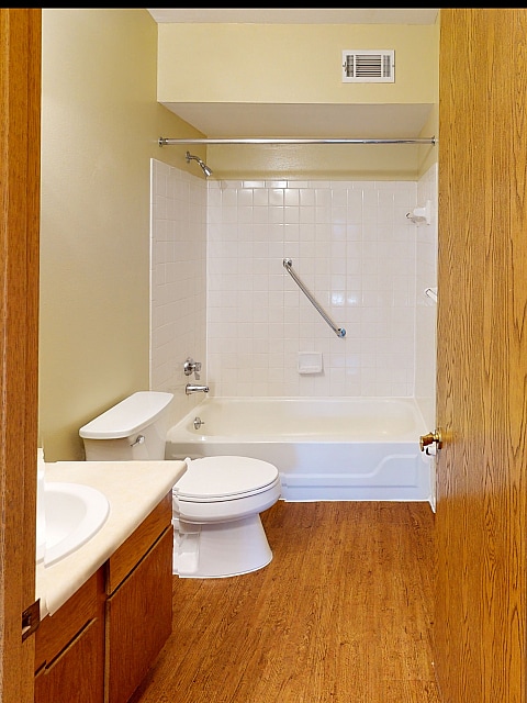 DFA 5160-3 Foto del baño - Deerfield Apartments