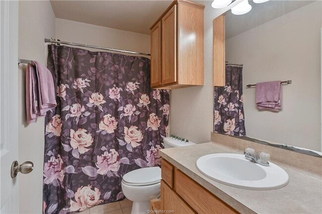 Building Photo - Available May 2026! Great 3 Bedroom, 3 Bathroom Close to Everything!!