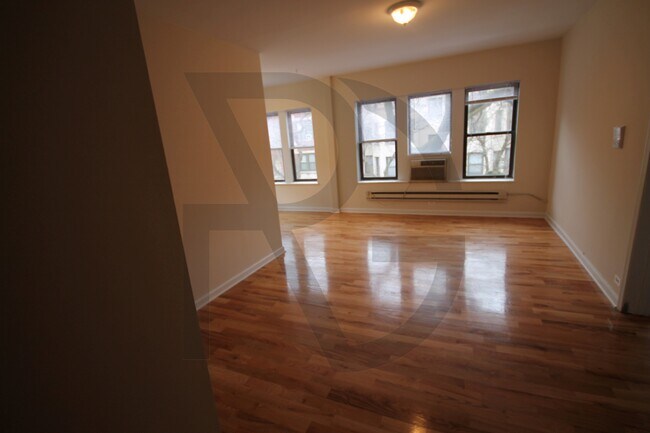 3721 N Pine Grove Ave Unit 3720-E2