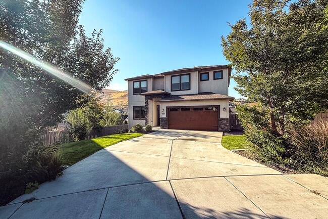 Photo - Beautiful 4-Bedroom House with Large Backy...