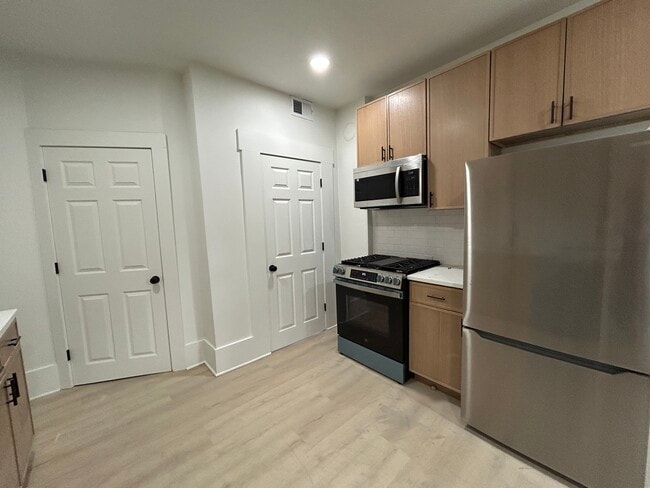 Photo - 2301 N Leavitt St