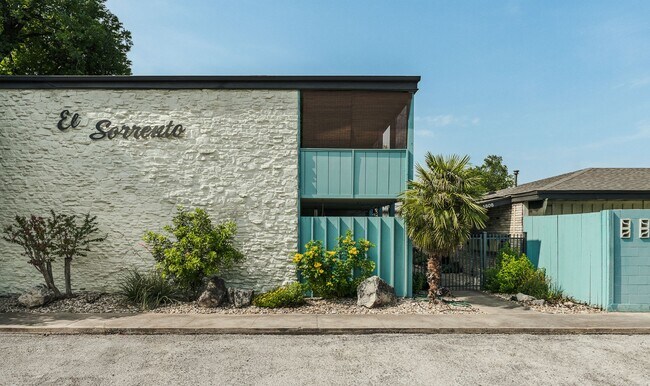 Building Photo - El Sorrento Apts. - 2 Bedroom - One Bath Unit 14