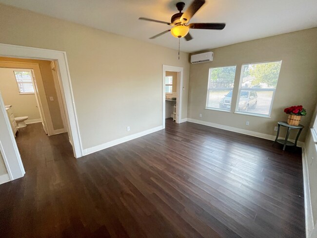 Photo - 1425 Quintana Rd