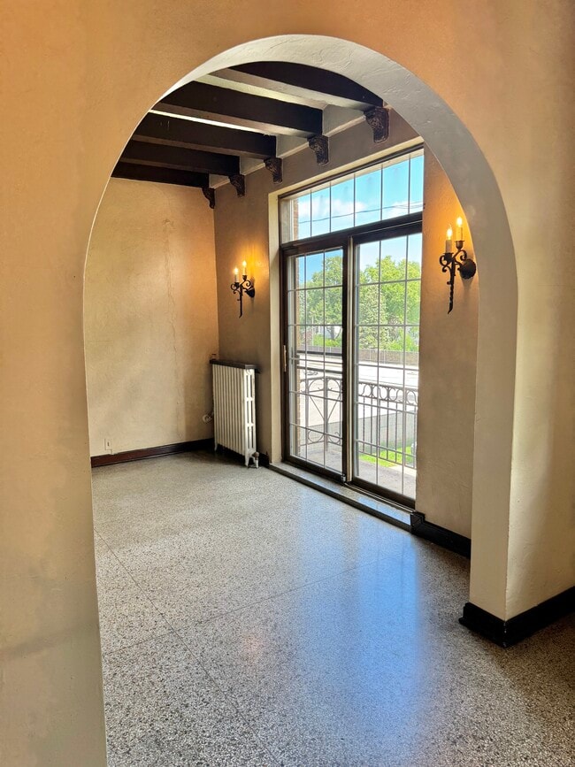 Sala de estar tipo estudio - Grace Manor Apartments