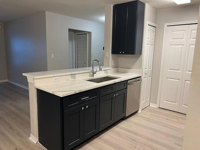 Photo - 5455 Vineland Rd Unit 3108