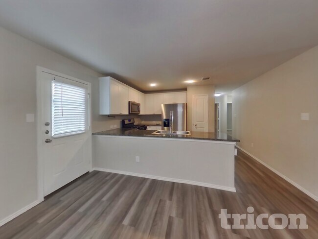 Photo - 102 Elizondo Way