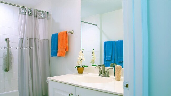 Photo - 18100 N Bay Rd Unidad 906