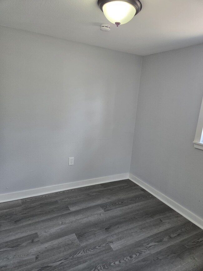 Building Photo - 5906 Hillsboro St