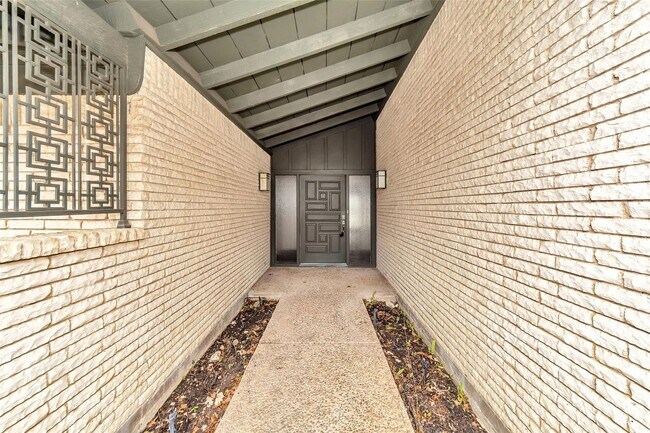 Photo - Stylish Mont Del Estates Gem with Saltwate...