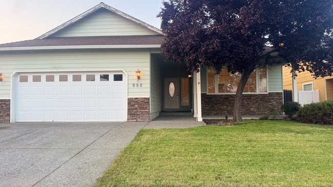 Building Photo - 992 Heather Way