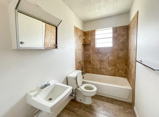 Four Seasons & Pepper Tree Apartments