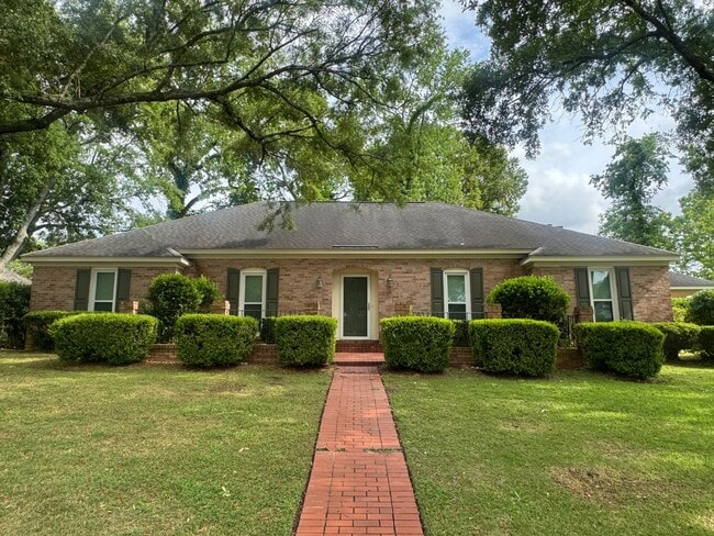 Building Photo - Beautiful home with over 2k square feet!