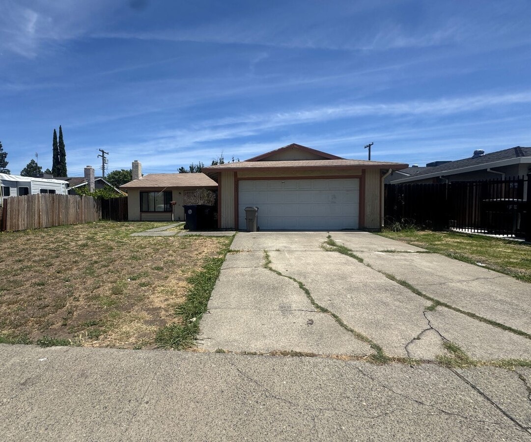 Charming 3 Bedroom, 2 Bathroom Home in Sacramento - Charming 3 Bedroom, 2 Bathroom Home in Sacramento