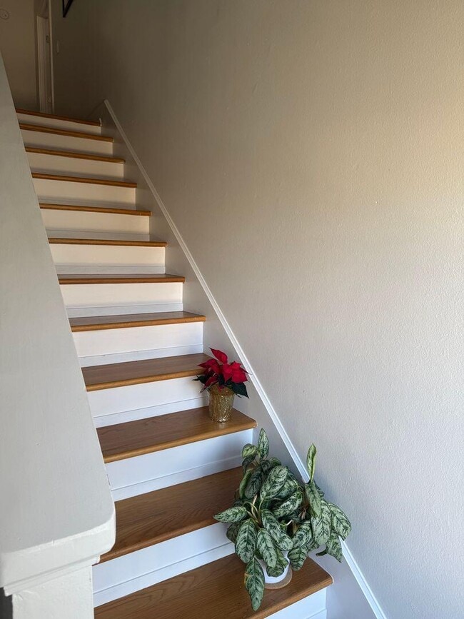 Photo - 422 Canterbury Ct NW