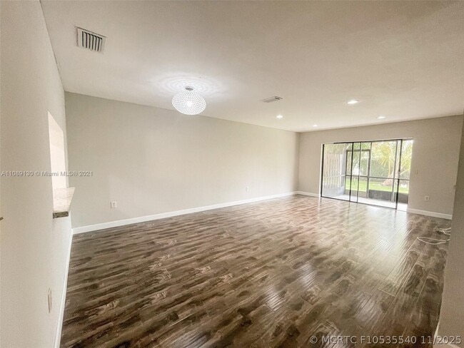 228 Lakeside Cir