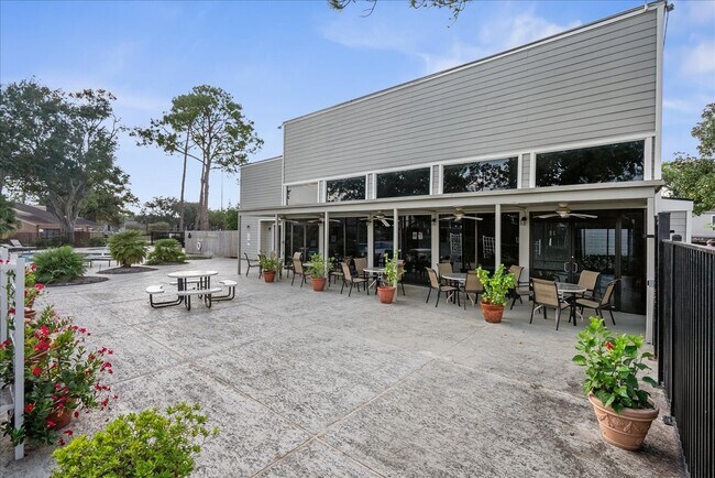 Building Photo - 2379 Briarwest Blvd Unit 32