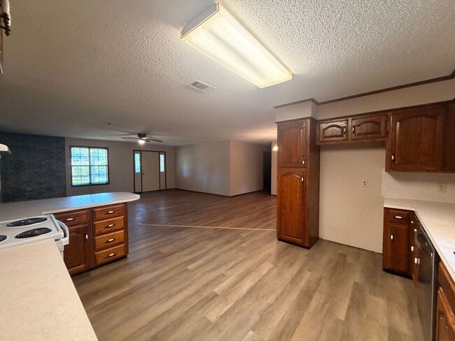 Photo - *Available July 6th**Discover a comfortable 3-bedroom, 2-bathroom home on the outskirts of Russel...