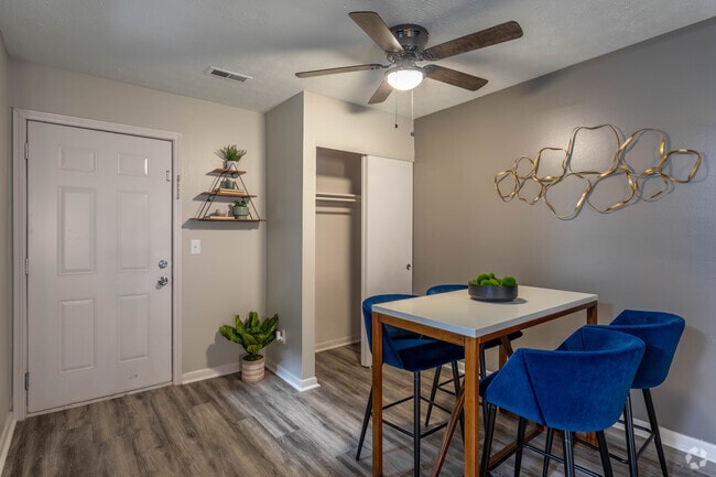 2 Br, 1 Ba - 760 SF