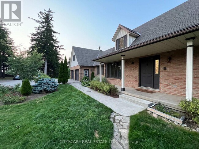 Photo - 2361 Victoria St N