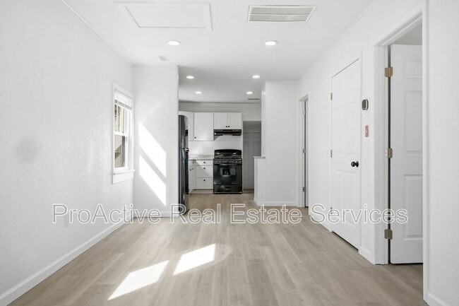 Photo - 828 W 42nd St