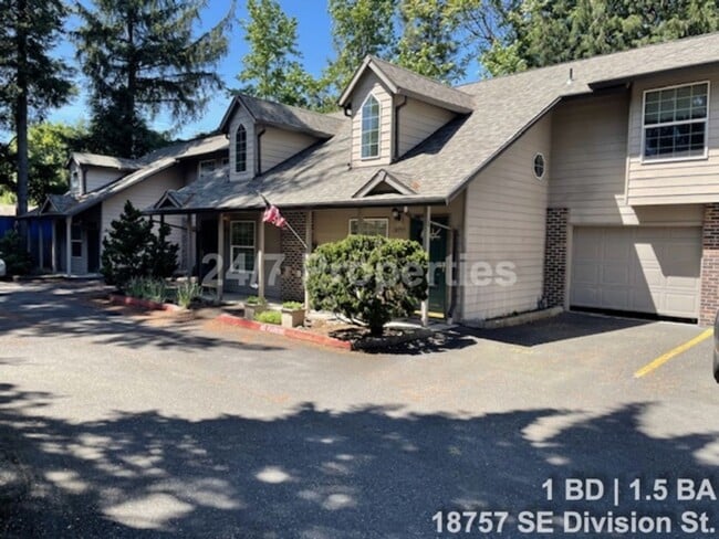 Building Photo - End-Unit 1 BD | 1.5 BA Townhome with Loft & Garage - Gresham Unit 18757