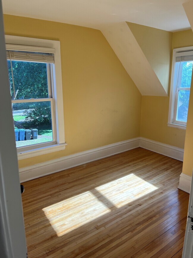 1070 16th Ave SE