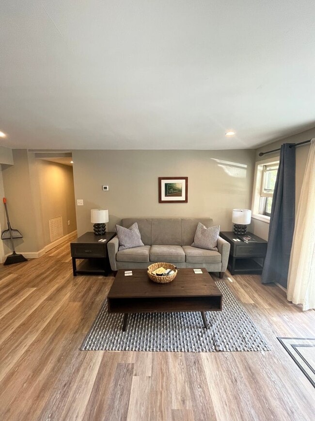 Building Photo - 1398 Quechee-Hartland Rd Unit # 1