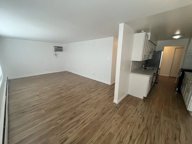 Building Photo - 5680 N Elston Ave