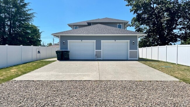 Building Photo - Beautiful 3 Bedroom Duplex with Garage! Rental