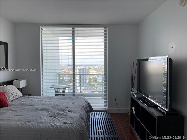 Photo - 90 SW 3rd St Unidad 4008