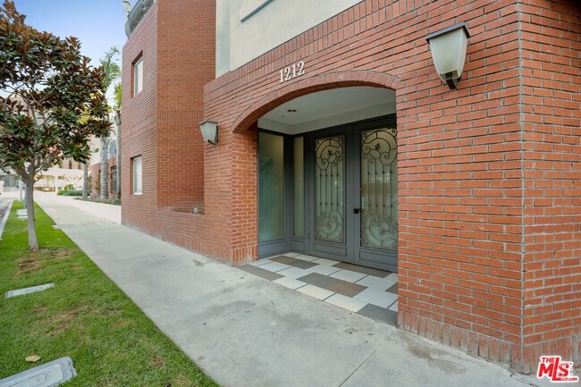 Building Photo - 1212 McClellan Dr Unit ph3 Rental