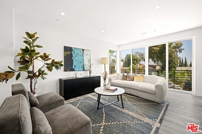 Photo - 2015 1/2-1951 Preuss Rd