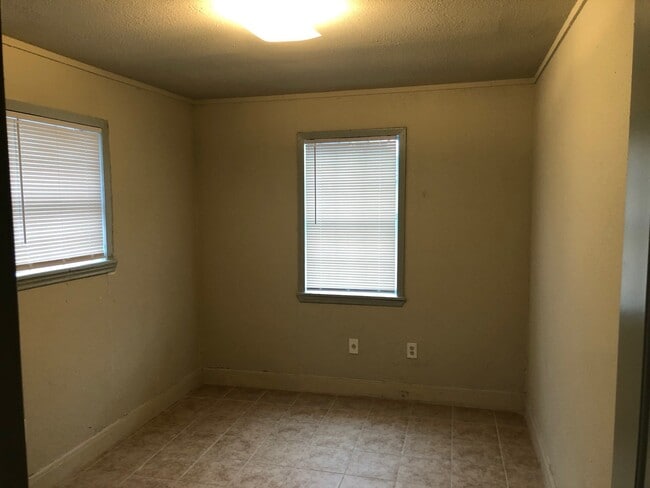 Photo - 3345 Linn St