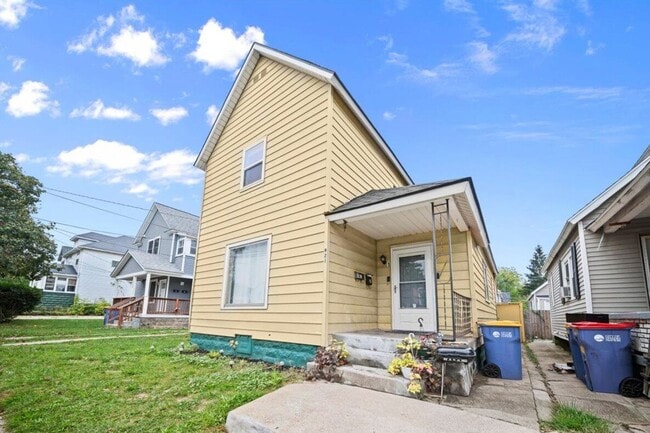 Building Photo - 921 Fourth NW Unit Apt 2