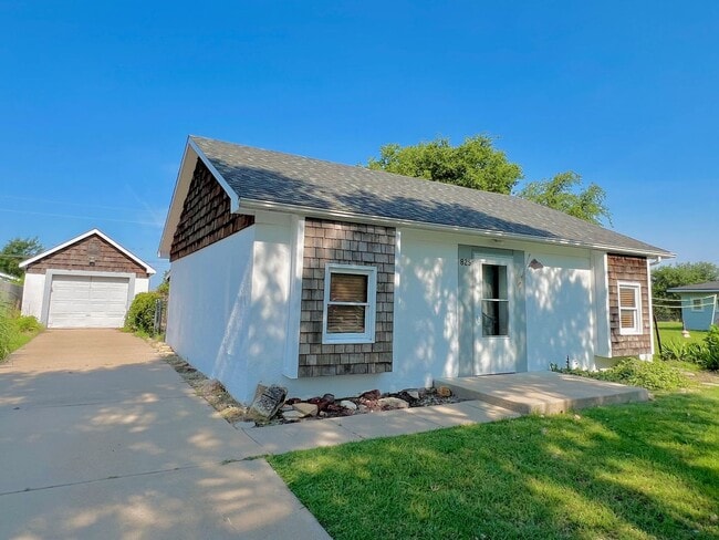 Building Photo - Charming Cape Cod-inspired 2-bedroom, 1-ba... Rental