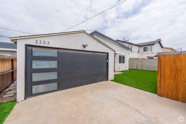 Building Photo - Warm & Inviting Hawthorne Home!