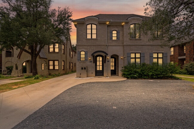 Photo - 3322 S University Dr
