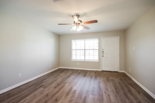 Photo - 261 Kellyn Ct