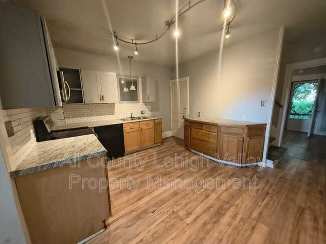 Photo - 934 Vernon St