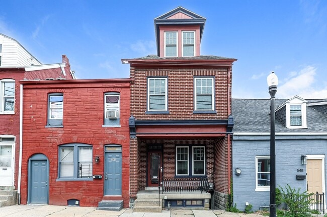 Building Photo - Charming and Spacious House Available Now
